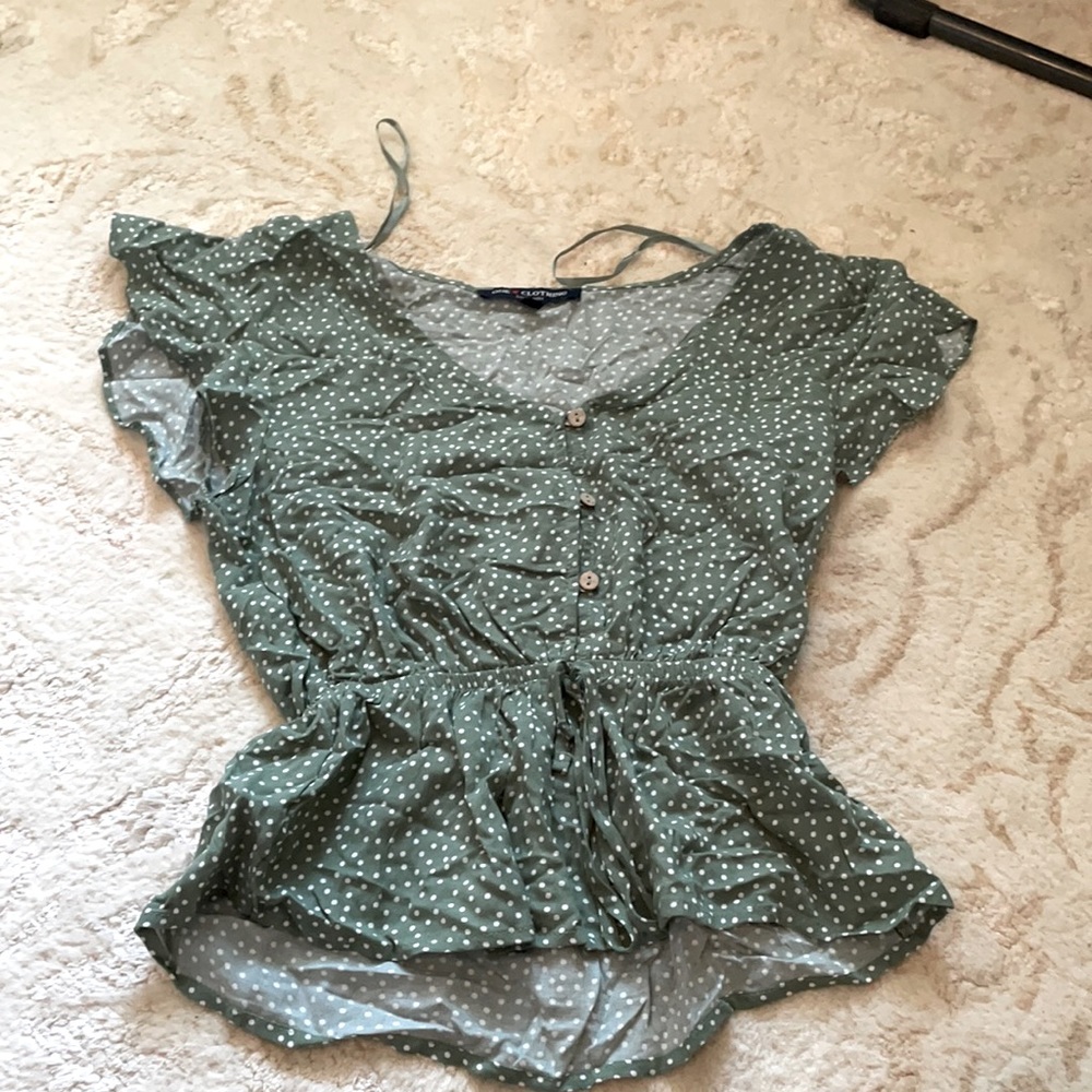 Green blouse with cute scrunch in the middle